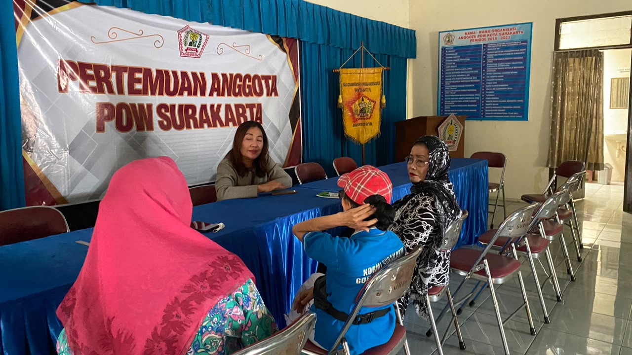Anggota Bawaslu Kota Surakarta, Poppy Kusuma N. W saat konsolidasi demokrasi bersama Persatuan Organisasi Wanita (POW) Kota Surakarta