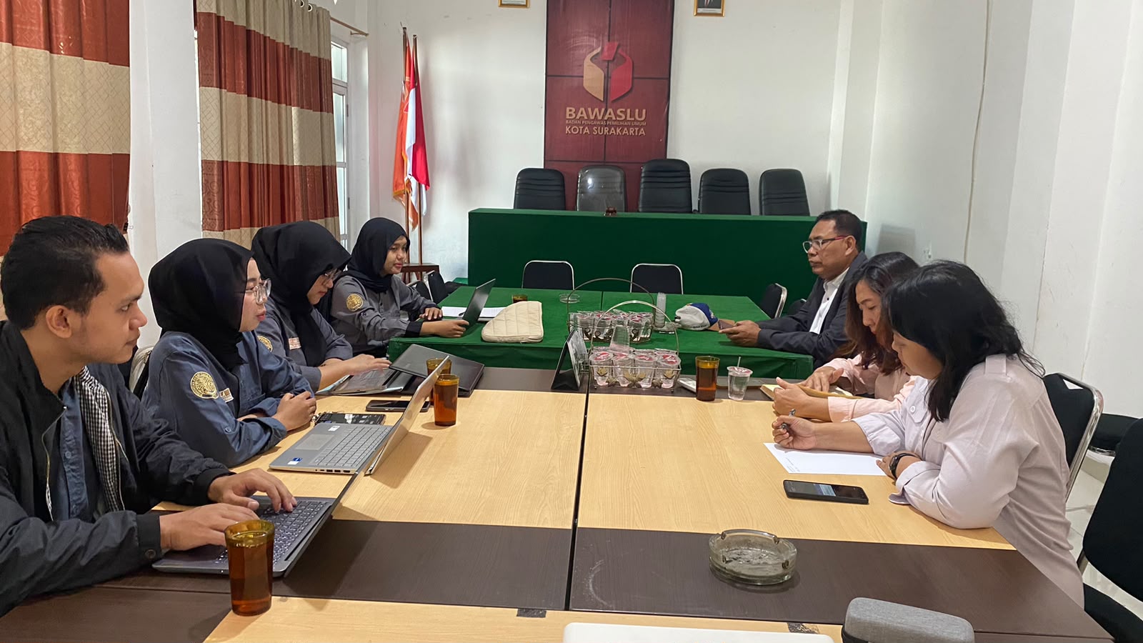 Peserta Debat dari Fakultas Hukum Universitas Sebelas Maret (FH UNS) melakukan konsultasi ke Bawaslu Kota Surakarta
