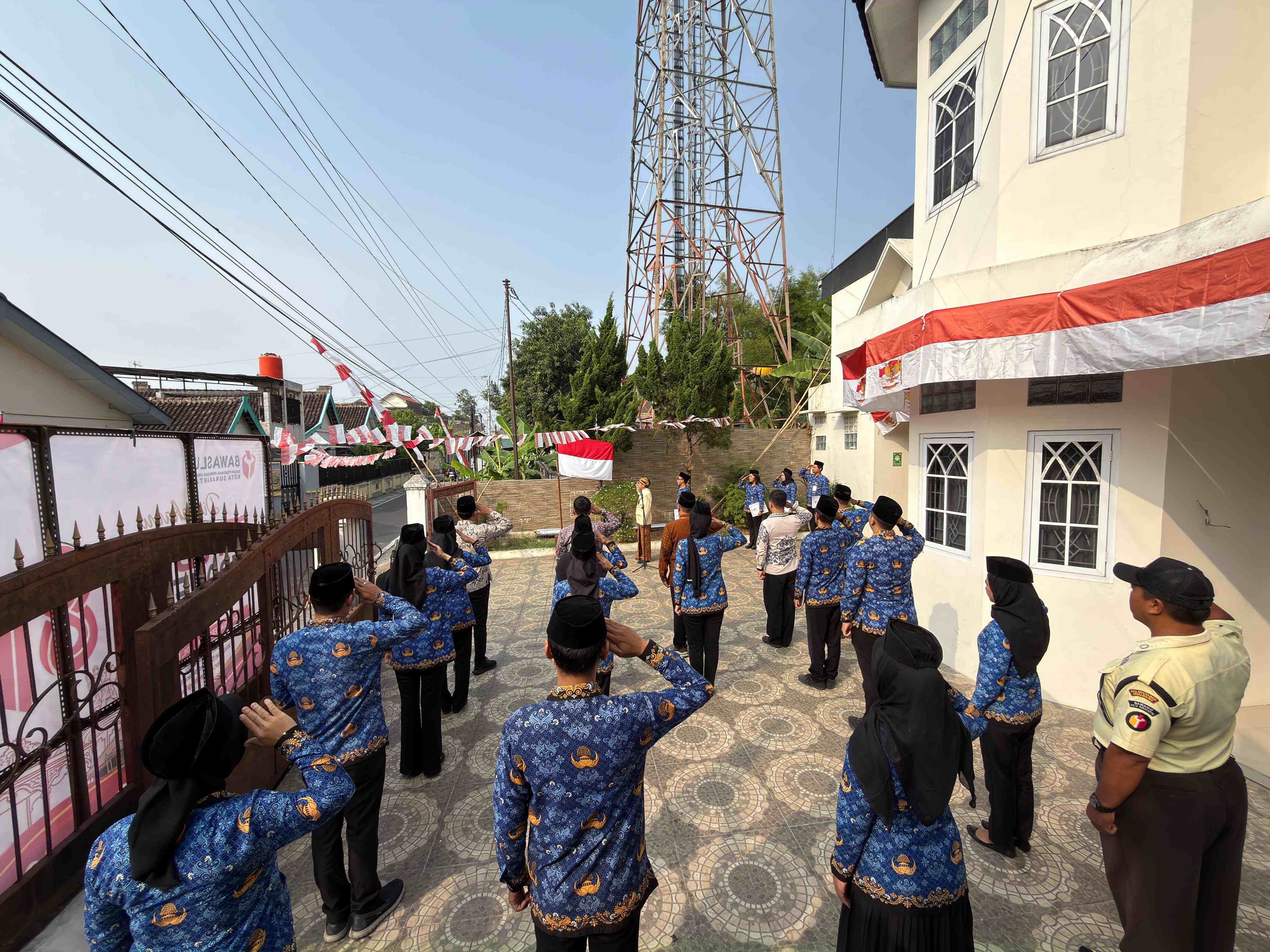 upacara peringatan Hari Ulang Tahun (HUT) ke-81 Kemerdekaan Republik Indonesia di halaman Kantor Bawaslu Kota Surakarta