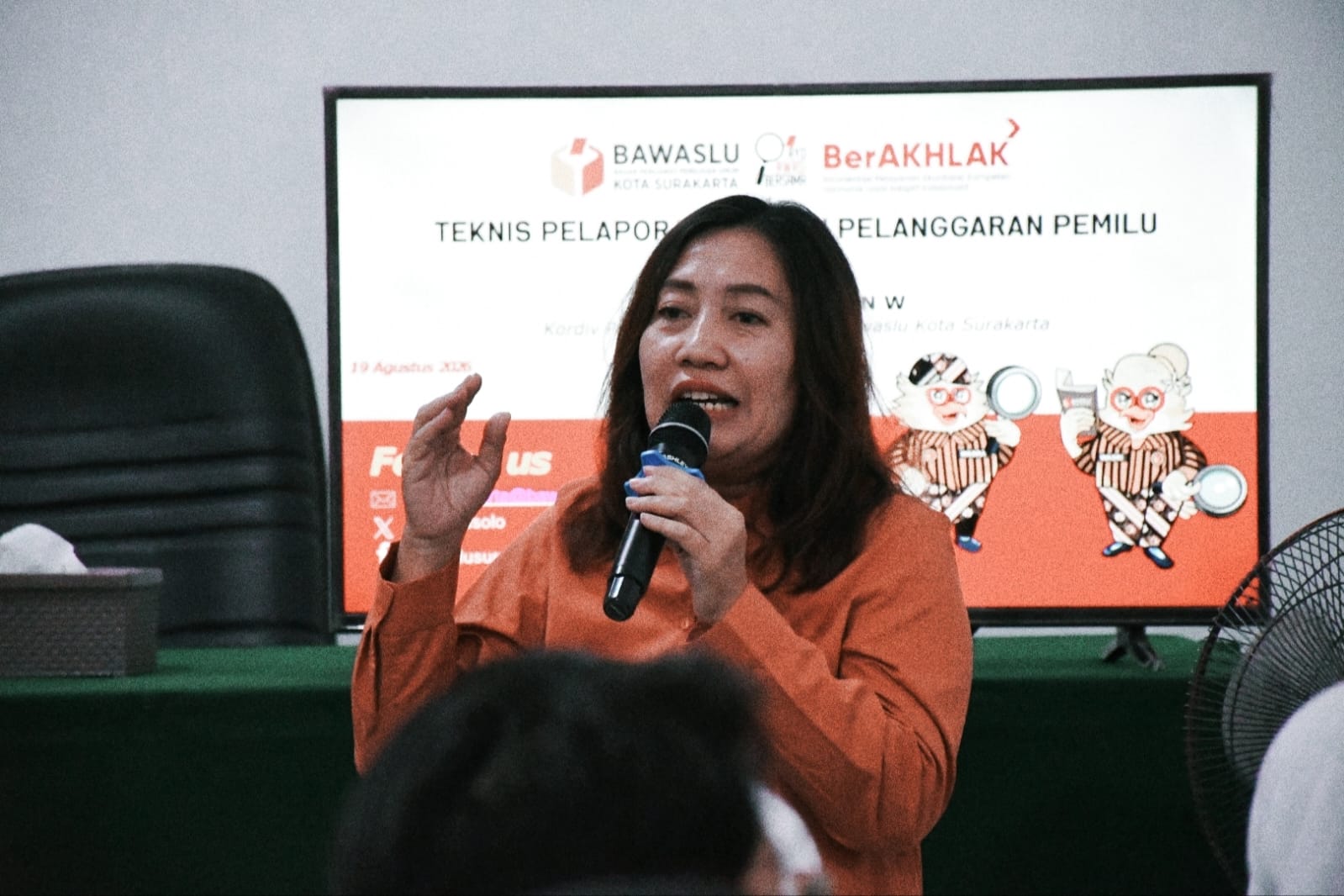 Poppy Kusuma Nataliza (Kordiv Penanganan Pelanggaran Bawaslu Surakarta) saat menyampaika materi pembelajaran Pendidikan Pengawas Partisipatif (P2P) di Bawaslu Kota Surakarta