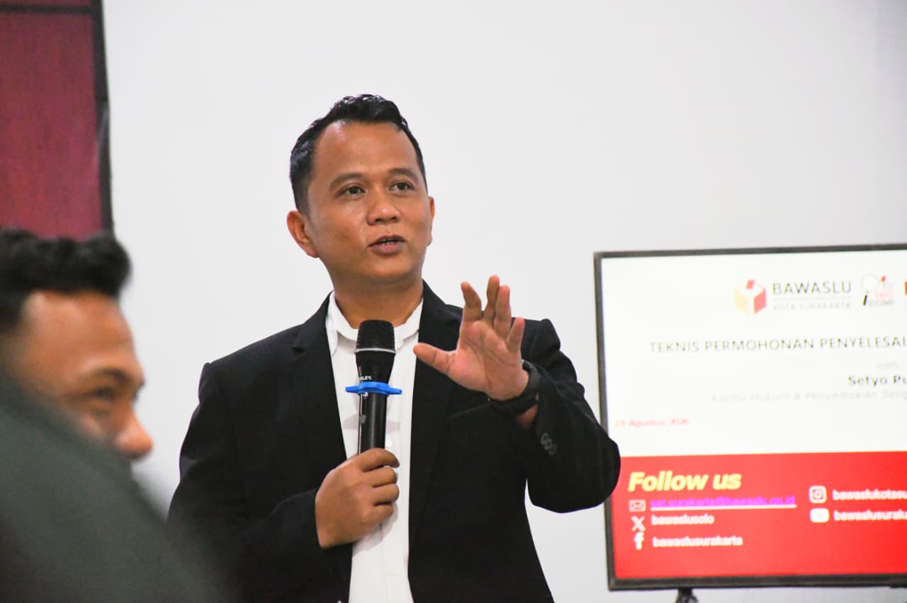 Setyo Puji Kordiv Hukum dan Penyelesaian Sengketa Bawaslu Solo saat menyampaikan materi Pendidikan Pengawas Partisipatif (P2P)