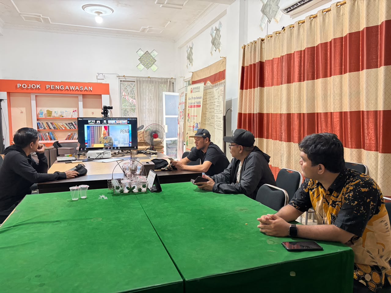 Bawaslu Kota Surakarta mengikuti Sosialisasi Model Evaluasi dan Pengumpulan Data Pendukung Evaluasi Indeks Kerawanan Pemilu (IKP) 2024 secara daring, Selasa (4/8)
