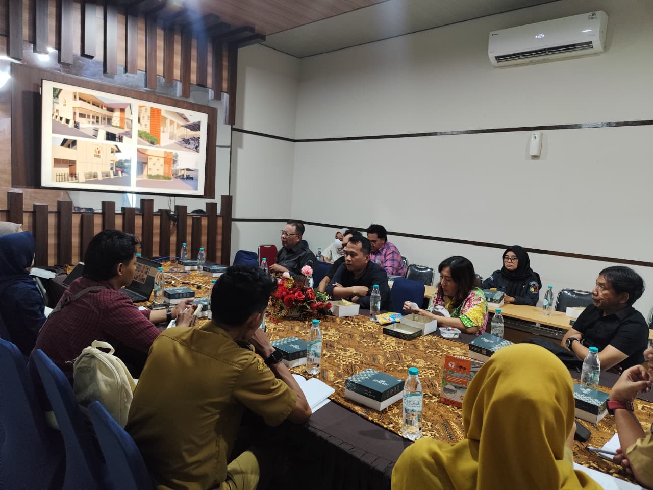 foto rapat Pembahasan Detail Engineering Design (DED) rehabilitasi Eks SD Sumber 5 Surakarta mulai dilakukan bersama Dinas Pekerjaan Umum dan Penataan Ruang (DPUPR) Kota Surakarta