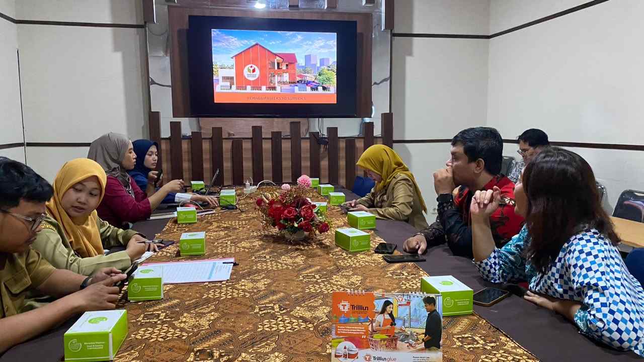 Rapat pembahasan rencana rehabilitasi eks SD Sumber 5 Surakarta Bawaslu Kota Surakarta bersama DPUPR Kota Surakarta di Ruang Rapat SIMBG DPUPR Kota Surakarta