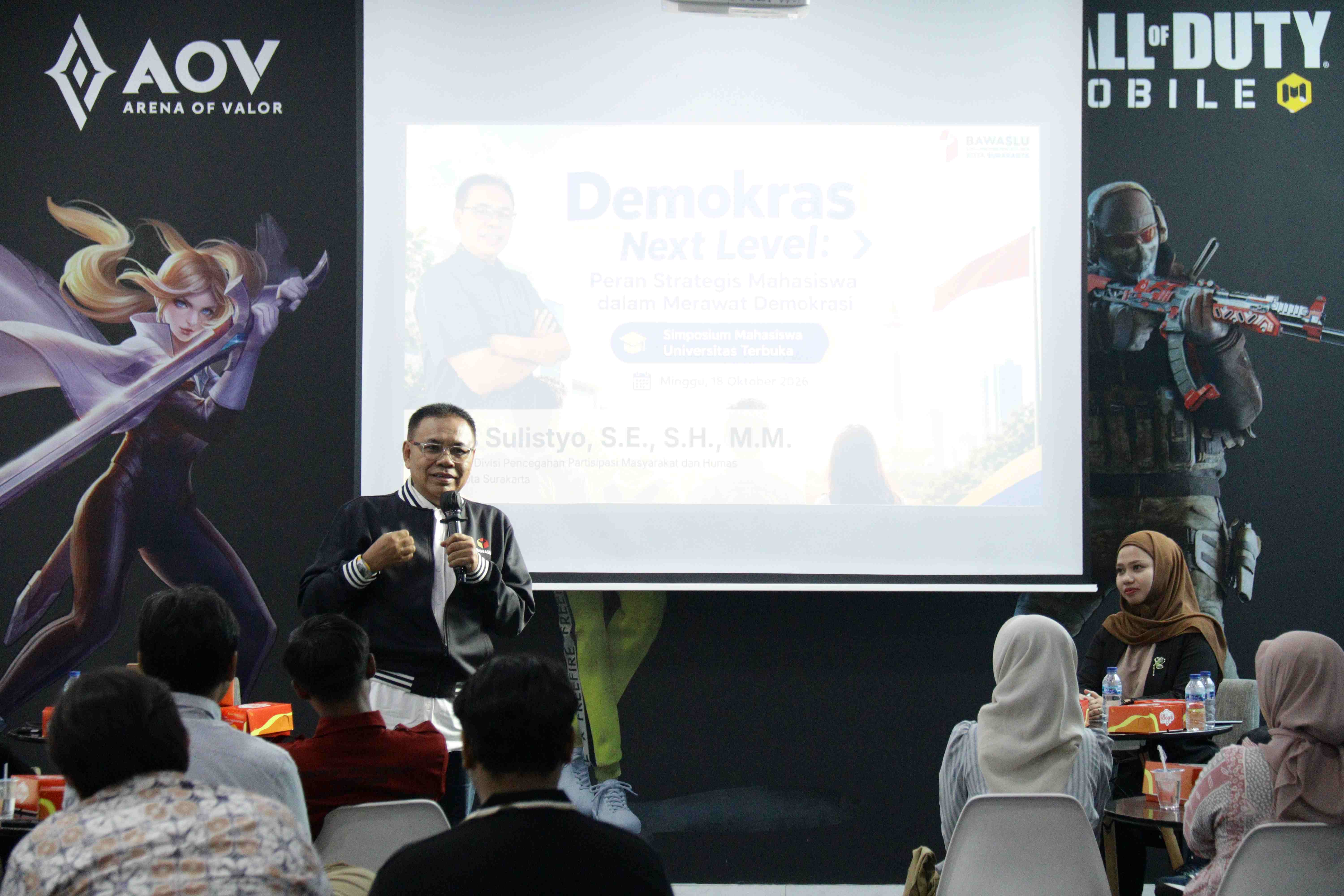  Anggota Bawaslu Kordiv P2H Agus Sulistyo, SE., SH., MM saat memberikan materi dalam kegiatan Simposium Mahamahasiswa Universitas Terbuka (UT) Solo Raya 2026