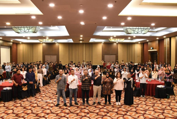 Foto bersama narasumber dan peserta pada Sosialisasi dan Penguatan Pengawasan Partisipatif dalam Pengawasan Penyelenggaraan Pemilihan