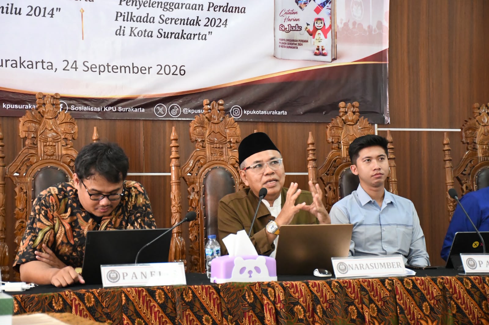Agus Sulistyo saat memaparkan dalam diskusi Bedah Buku “Jalan Terjal Konsolidasi Demokrasi: Untold Story Pemilu 2024”