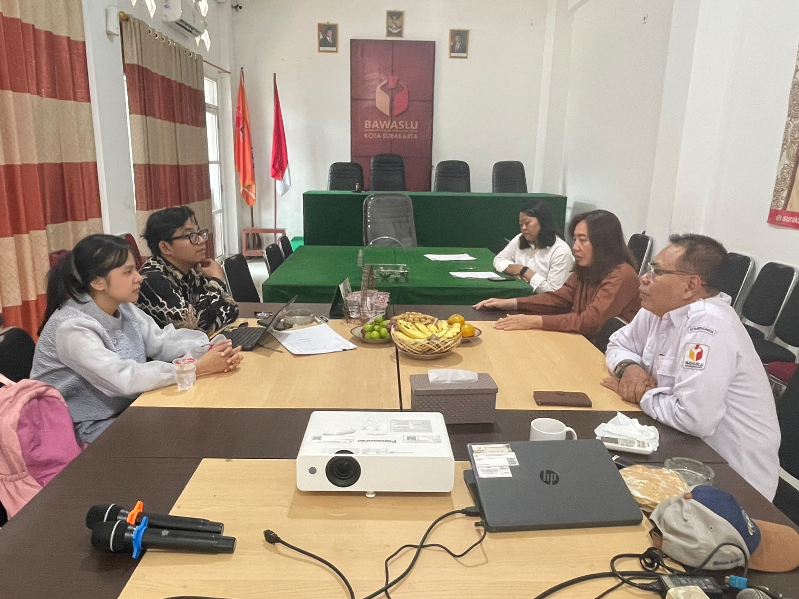 Bawaslu Kota Surakarta menerima kunjungan konsultasi dari Komunitas Debat Fakultas Hukum (KDFH) Universitas Sebelas Maret (UNS) terkait persiapan mengikuti Brawijaya Law Debate Competition (BLDC) 2026
