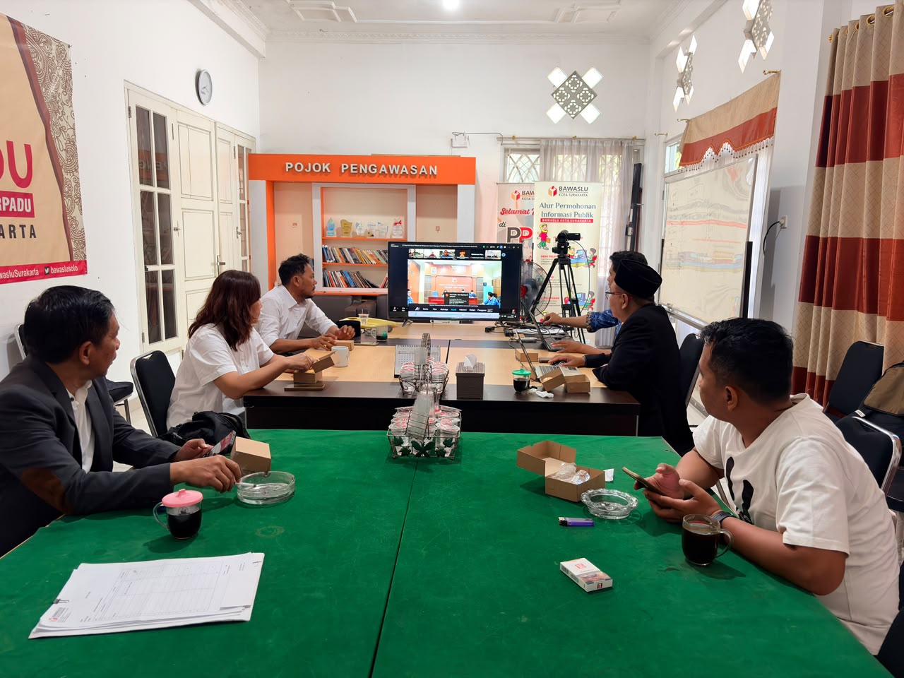Bawaslu Kota Surakarta saat mengikuti Rapat Koordinasi Pelaksanaan Pengawasan Secara Berjenjang “Sosialisasi Persiapan Penyusunan Indeks Kerawanan Pemilu (IKP)” secara daring melalui Zoom Meeting