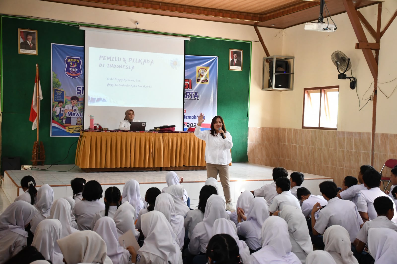 Anggota Bawaslu Kota Surakarta, Poppy Kusuma, saat memberikan pemahaman mengenai demokrasi, Pemilu, partisipasi masyarakat, hingga tantangan demokrasi di era digital di SMP Negeri 24 Surakarta.