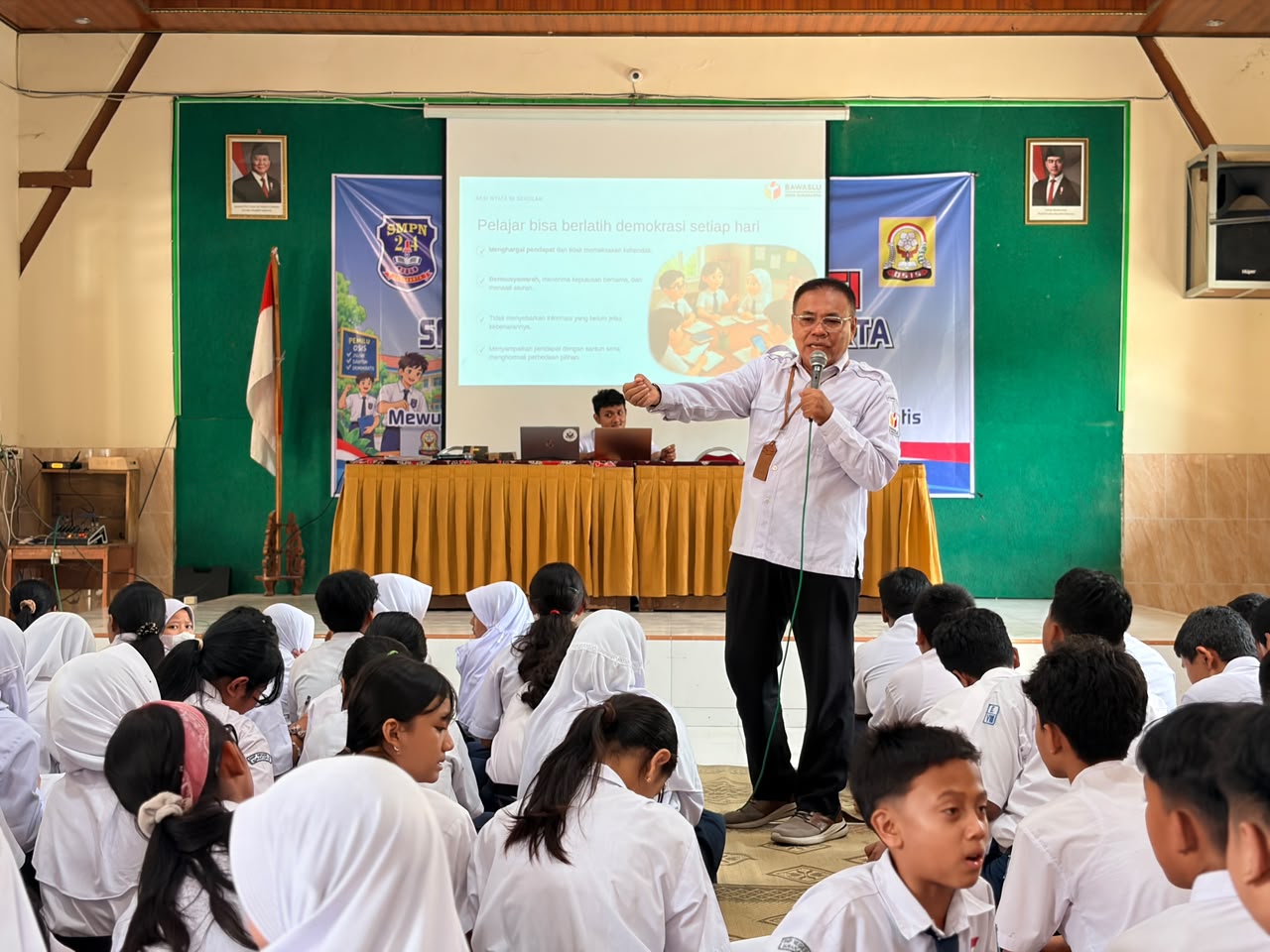 Agus Sulistyo saat memberikan pendidikan demokrasi di SMPN 24 Program Khusus Surakarta