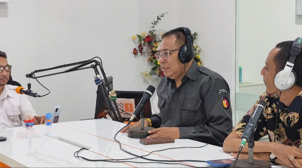 Bawaslu Kota Surakarta menyampaikan pentingnya pembenahan regulasi dan konsolidasi data pemilih dalam Talkshow PDPB di RRI.