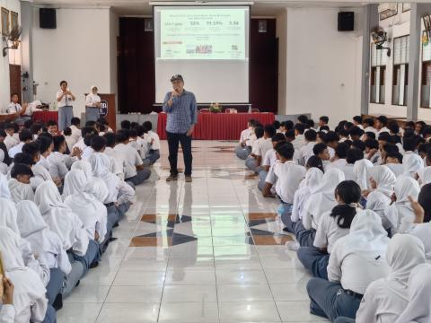 Koordinator Pencegahan, Parmas dan Humas Bawaslu Kota Surakarta, Dwiki Chrisrahadiansyah saat memberikan materi di SMAN 6 Surakarta, Senin (22/1)