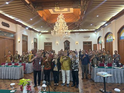 Foto Bersama, Sekda Kota Surakarta, Ketua Bawaslu Kota Surakarta, Prof Sunny, Anggota dan Korsek Bawaslu Kota Surakarta