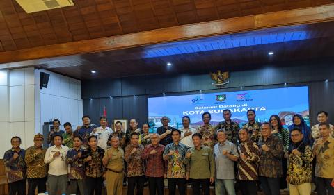 Foto bersama Walikota Surakarta, Anggota Komisi II DRP RI, Ketua dan Anggota Bawaslu/KPU di Surakarta, Boyolali, Sukoharjo, Klaten