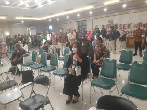 Anggota Bawaslu Kota Surakarta, Poppy Kusuma saat pengawasan pemeriksaan kesehatan Bakal Pasangan Calon Walikota dan Wakil Walikota Surakarta di RSUD Moewardi