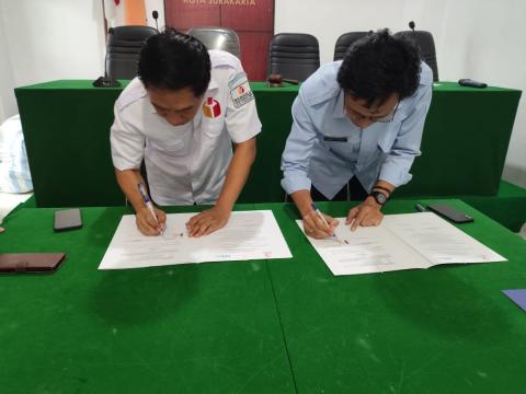 penandatanganan MoU antara Ketua Bawaslu Kota Surakarta dengan Kepala LPP RRI Surakarta