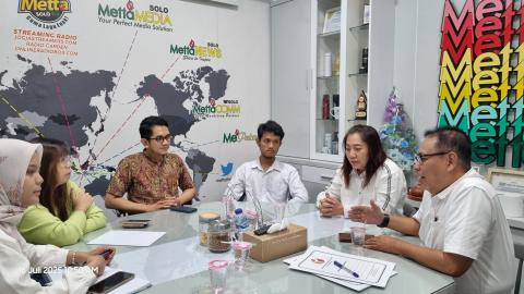 Anggota Bawaslu Kota Surakarta, Agus Sulistyo dan Poppy Kusuma saat membahas draft MoU dengan Metta FM Solo
