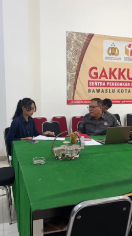 Angeline Pada Penyerahan Hasil Penelitian ke Bawaslu Kota Surakarta