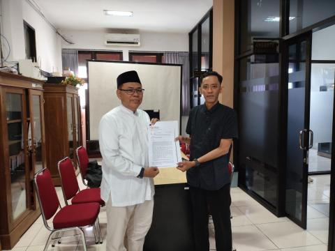 Anggota Bawaslu Kota Surakarta, Agus Sulistyo saat menyampaikan saran perbaikan emutakhiran Data Pemilih Berkelanjutan Triwulan IV pada Rapat Koordinasi yang diselenggarakan KPU Kota Surakarta