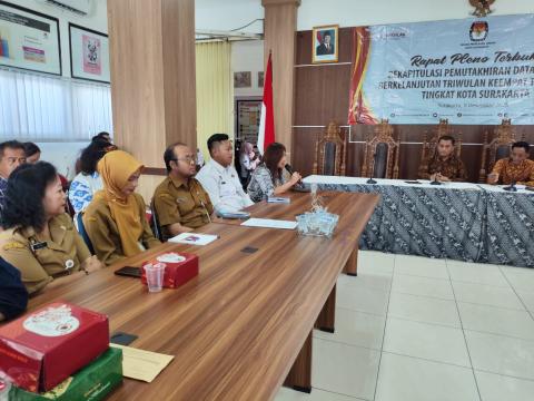 Anggota Bawaslu Kota Surakarta, Poppy Kusuma saat memberikan saran masukan pada  Rapat Pleno Pemutakhiran Data Pemilih Berkelanjutan Triwulan IV