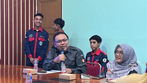 Agus Sulistyo saat memberikan saran dalam technical meeting seleksi calon ketua OSIS di SMKN 2 Surakarta