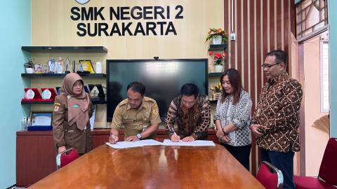 Proses Penandatangan MoU dan Kerja Sama antara Bawaslu Kota Surakarta dengan SMKN 2 Surakarta