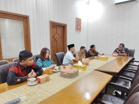 Foto Pimpinan Bawaslu dengan Pimpinan DPRD Kota Surakarta di Ruang Meeting Ketua DPRD