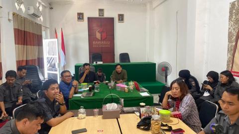 suasana rapat rutin mingguan di aula Kantor Bawaslu Kota Surakarta