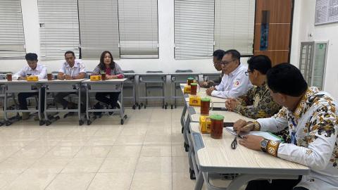 Anggota Bawaslu Kota Surakarta, Agus Sulistyo dan Poppy Kusuma saat audiensi dan konsolidasi demokrasi di SMA Batik 1 Surakarta