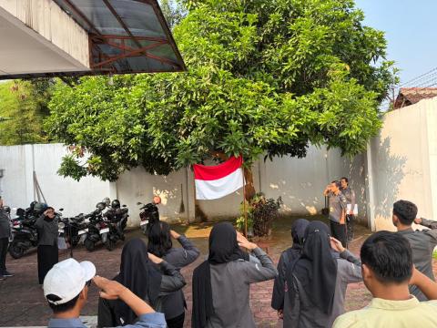 Muhammad Syaiful Mujib, Koordinator Sekretariat Bawaslu Kota Surakarta saat memimpin apel mingguan dan diikuti oleh seluruh jajaran sekretariat