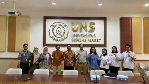 awaslu Kota Surakarta saat melakukan koordinasi dengan Universitas Sebelas Maret (UNS) dalam rangka menyampaikan informasi dan mengajak keterlibatan mahasiswa UNS pada Kompetisi Debat Penegakan Hukum Pemilu VI Tingkat Nasional yang diselenggarakan oleh Bawaslu Republik Indonesia