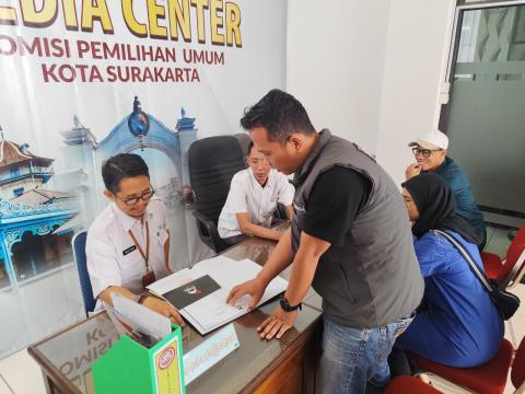 Setyo Puji, Anggota Bawaslu Kota Surakarta saat melakukan pengawasan pemutakhiran data partai  politik yang dilakukan oleh KPU Kota Surakarta