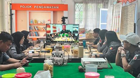 Jajaran sekretariat Bawaslu Kota Surakarta saat mengikuti peningkatan kapasitas sumber daya manusia melalui Sosialisasi dan Bimbingan Teknis (Bimtek) Penyusunan Tata Naskah Dinas dengan narasumber dari Bawaslu Republik Indonesia secara daring