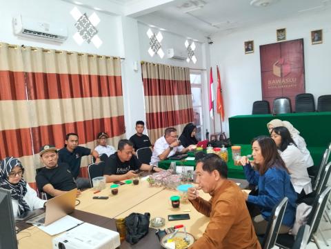 Ketua dan Anggota Bawaslu Kota beserta jajaran saat melakukan rapat persiapan program Bawaslu Membelajarkan Volume II