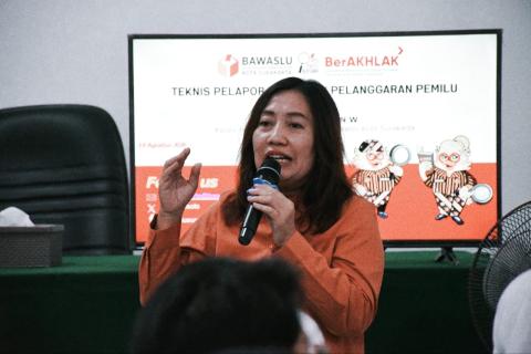 Poppy Kusuma Nataliza (Kordiv Penanganan Pelanggaran Bawaslu Surakarta) saat menyampaika materi pembelajaran Pendidikan Pengawas Partisipatif (P2P) di Bawaslu Kota Surakarta