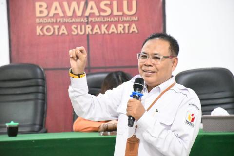Agus Sulistyo, Kordiv P2H Bawaslu Solo saat menyampaikan materi Pendidikan Pengawas Partisipatif (P2P) di Kantor Bawaslu Kota Surakarta