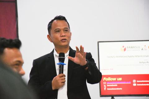 Setyo Puji Kordiv Hukum dan Penyelesaian Sengketa Bawaslu Solo saat menyampaikan materi Pendidikan Pengawas Partisipatif (P2P)