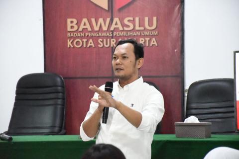 Fifta Angga Hidayat saat menyampaikan materi pembelajaran pada pendidikan pengawas partisipatif (P2P) Bawaslu Kota Surakarta