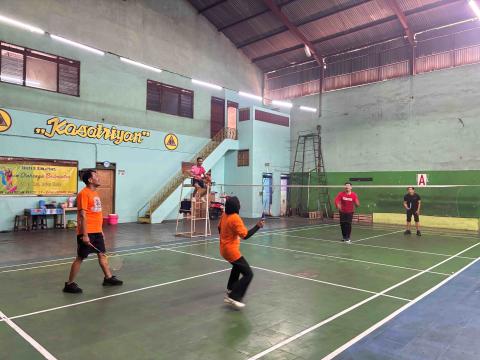 suasana badminton dalam rangka pelaksanaan jumat sehati Bawaslu Kota Surakarta