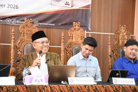 Agus Sulistyo, Anggota Bawaslu Kota Surakarta saat menjadi narasumber dalam bedah buku Jalan Terjal Konsolidasi Demokrasi: Untold Story Pemilu 2014