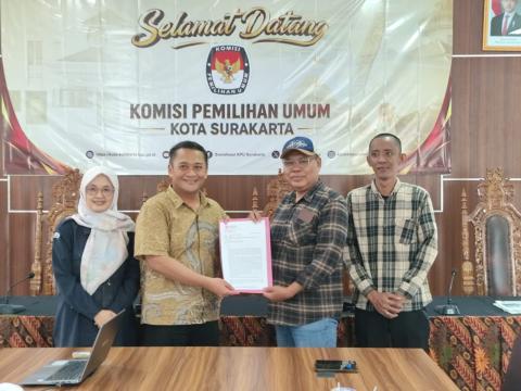 Anggota Bawaslu Kota Surakarta (Kordiv Pencegahan, Parmas dan Humas) Agus Sulistyo saat menyampaikan saran perbaikan PDPB Triwulan III Tahun 2026
