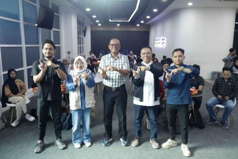 Foto bersama  dalam Simposium Mahasiswa UT Solo Raya 2026 yang diselenggarakan oleh Organisasi Mahasiswa (Ormawa) Universitas Terbuka Surakarta di Solo Technopark, Surakarta
