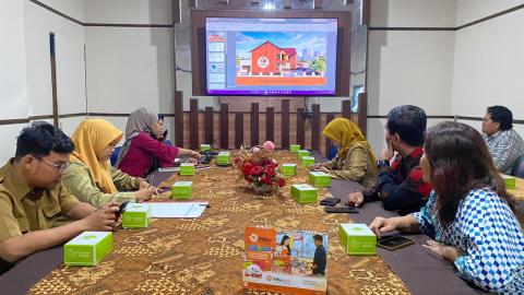 Bawaslu Kota Surakarta bersama Dinas Pekerjaan Umum dan Penataan Ruang (DPUPR) Kota Surakarta saat mematangkan perencanaan rehabilitasi gedung eks SD Sumber 5 Surakarta