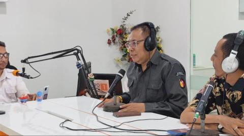 Bawaslu Kota Surakarta menyampaikan pentingnya pembenahan regulasi dan konsolidasi data pemilih dalam Talkshow PDPB di RRI.