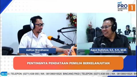 Bawaslu Kota Surakarta menyampaikan pentingnya pembenahan regulasi dan konsolidasi data pemilih dalam Talkshow PDPB di RRI.