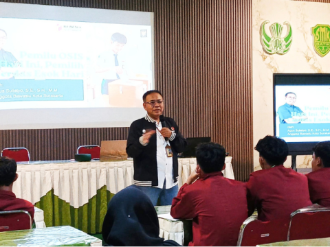 Agus Sulistyo saat memberikan pembekalan kepada siswa Majelis Permusyawaratan Kelas (MPK) di aula SMK Batik 1 Surakarta