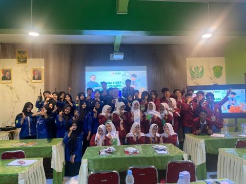 Foto bersama Anggota Bawaslu Kota Surakarta, Agus Sulistyo dengan Siswa MPK SMK Batik 1 Surakarta