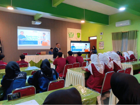 Anggota Bawaslu Kota Surakarta, Agus Sulistyo saat memberikan materi dalam kegiatan pembekalan Majelis Permusyawaratan Kelas (MPK) SMK Batik 1 Surakarta