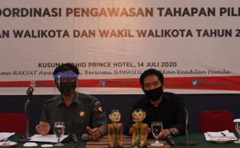 Anggota Komisioner Bawaslu Provinsi Jawa Tengah (Heru Cahyono) Beri Arahan Kepada Pengawas Kecamatan Se-Kota Surakarta pada Hari Selasa (14/07/2020) di Kusuma Sahid Prince Hotel